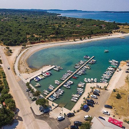 Stunning Apartment In Fazana With House Sea View Exterior foto