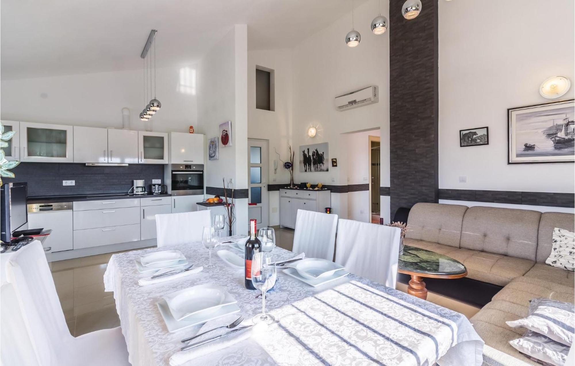 Stunning Apartment In Fazana With House Sea View Exterior foto