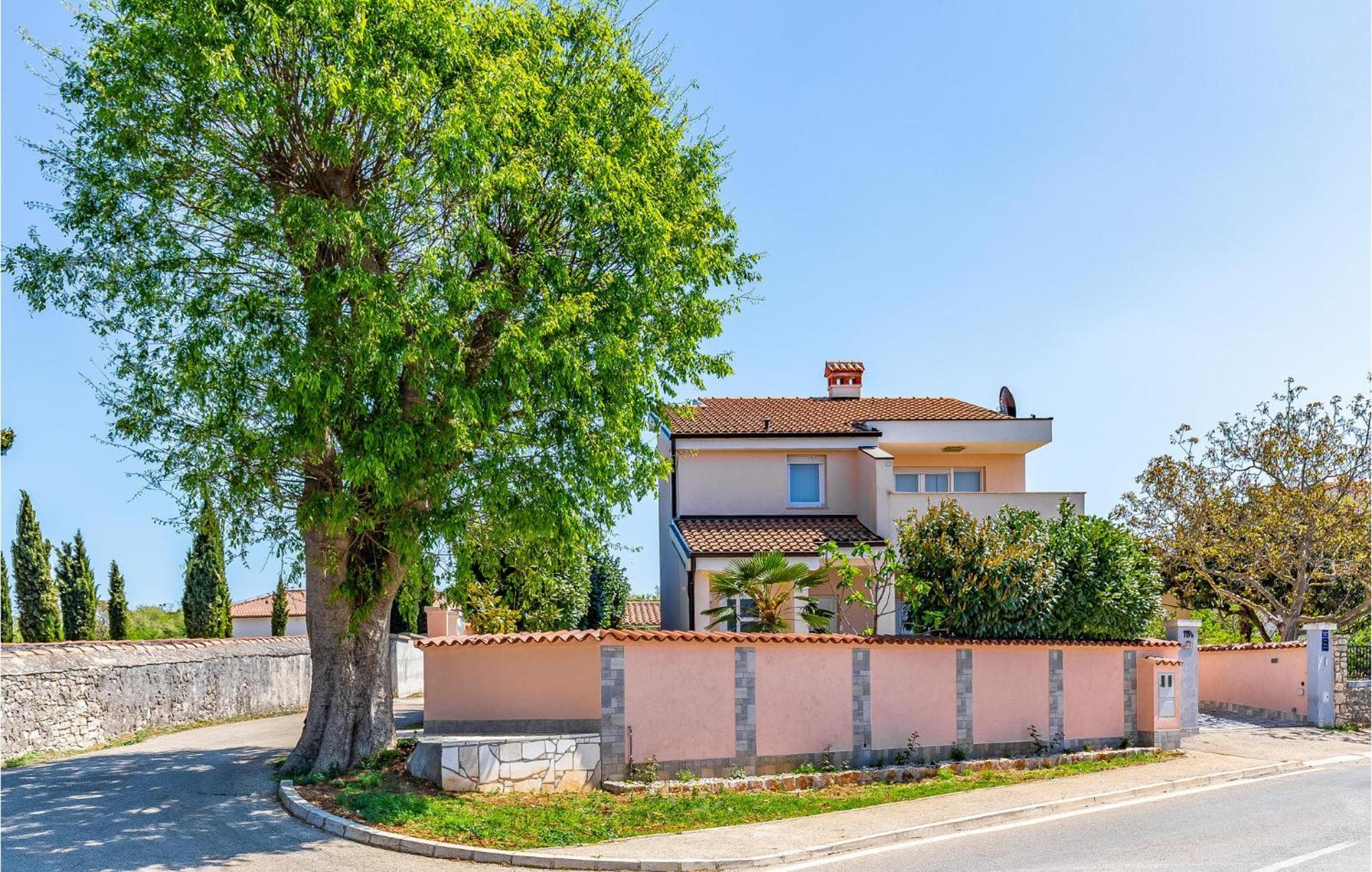 Stunning Apartment In Fazana With House Sea View Exterior foto